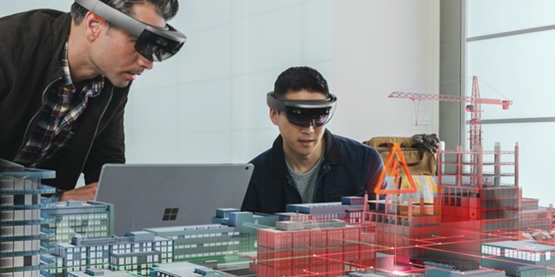 Zwei Menschen nutzen Microsoft HoloLens
