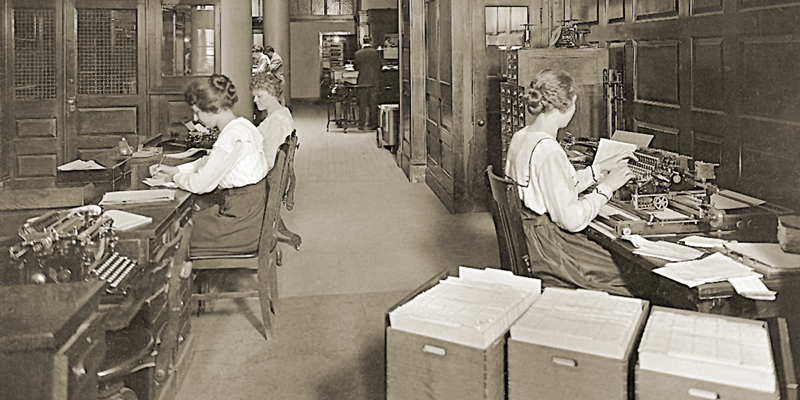 Schreibkräfte in einem altmodischen Büro
